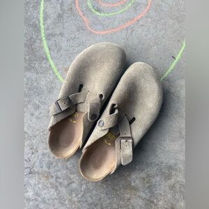 Birkenstock - Boston Suede Clogs in Taupe sz39
Size 39 : Women’s 8